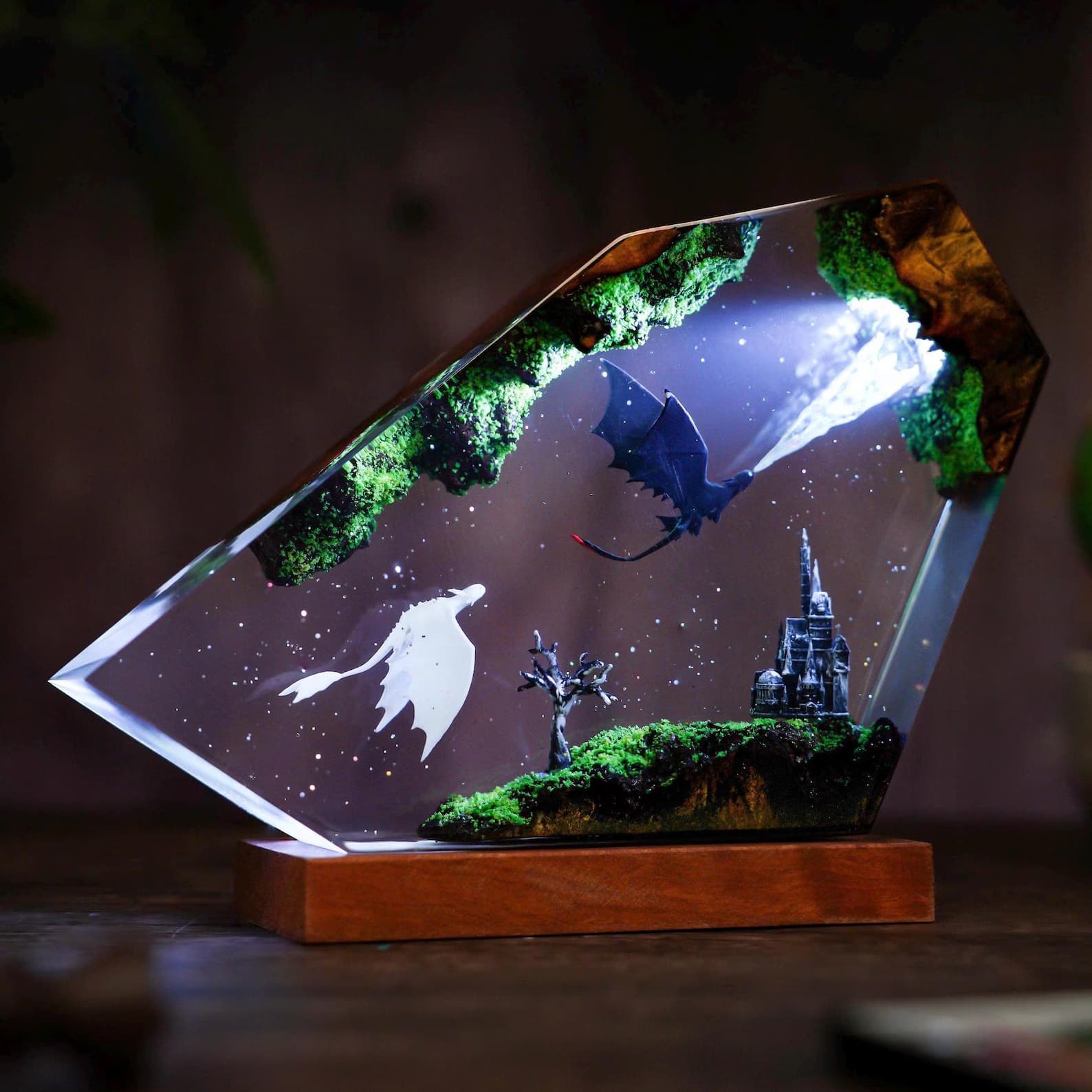 Flying Httyd Dragon Couple Resin Lamp, Fantasy Httyd Night Light with Black & White Dragons, Glowing Forest and Castle Scene Tooth.less Lamp 1
